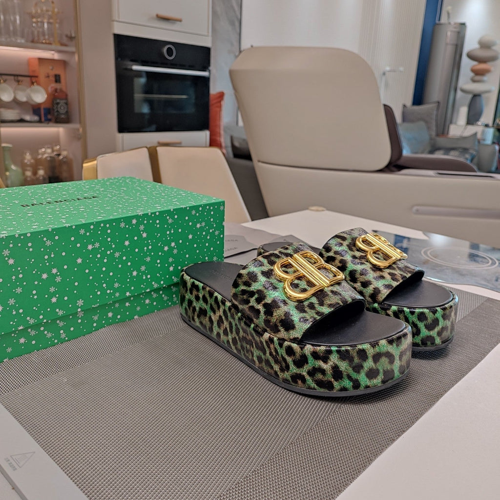 RISE SANDAL THICK-SOLED IN LIGHT GREEN LEOPARD PRINT CALFSKIN