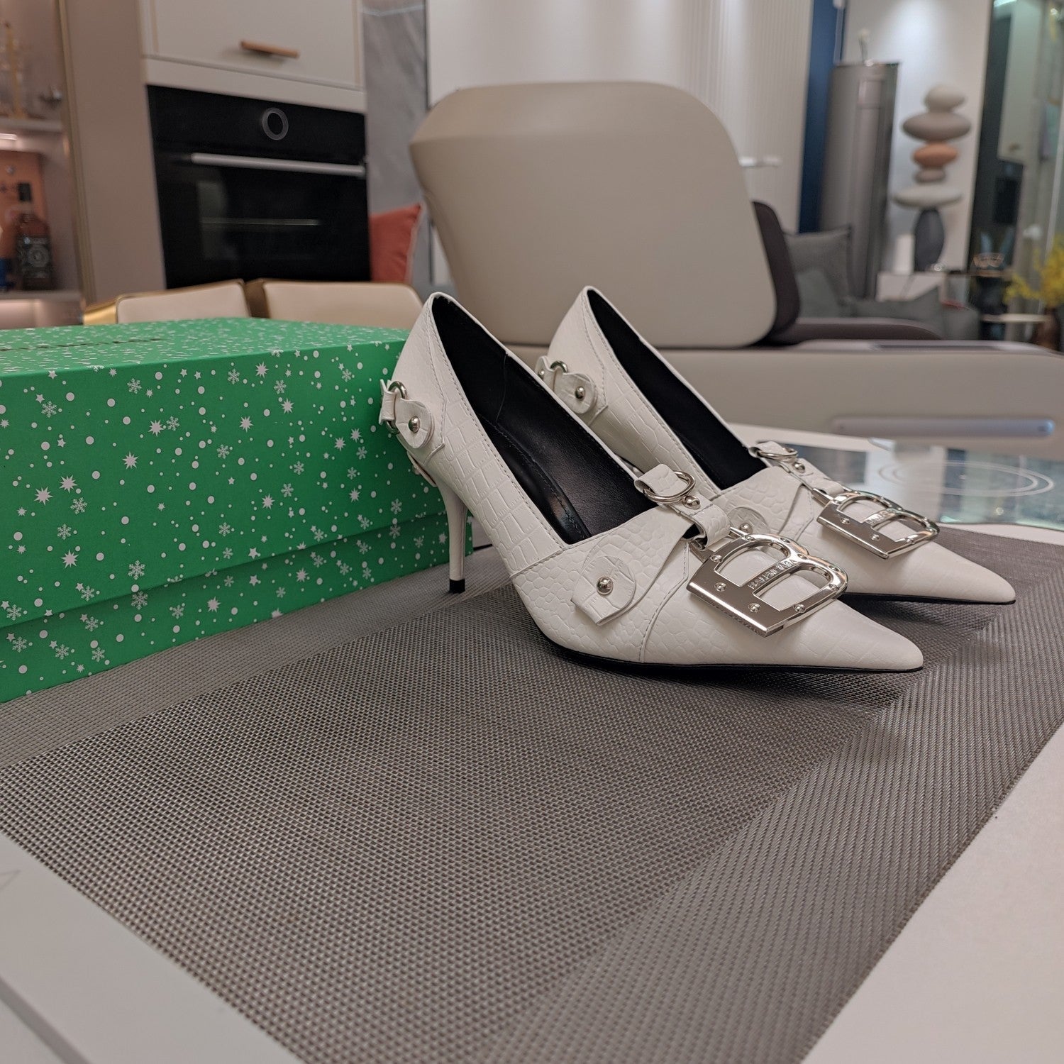 HIGH PUMPS WITH B SILVER BUCKLE IN WHITE CROCODILE PATTERN CALFSKIN