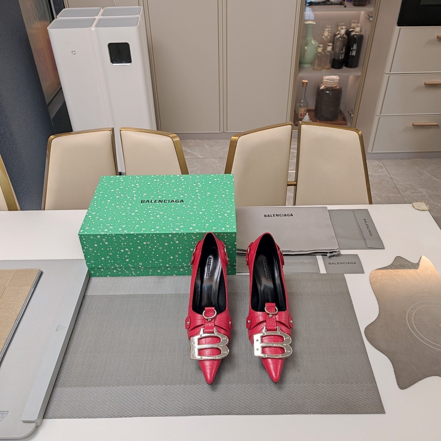 HIGH PUMPS WITH B SILVER BUCKLE IN RED CROCODILE PATTERN CALFSKIN