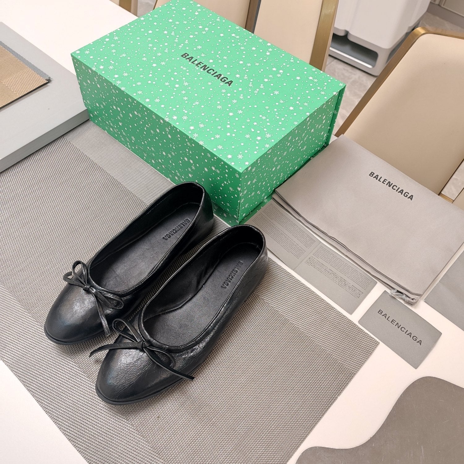 RHINESTONE BALLET FLATS WITH BOW IN BLACK WAX-OIL SHEEPSKIN