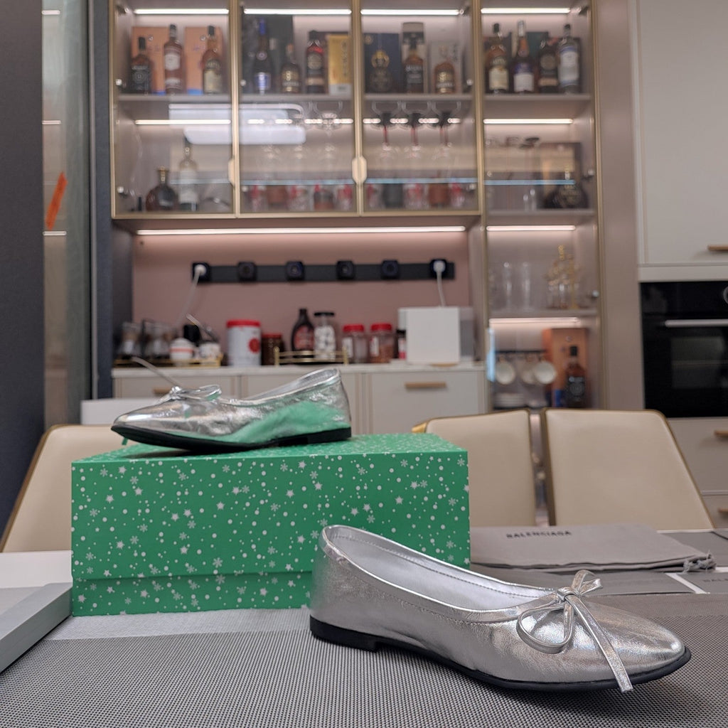 RHINESTONE BALLET FLATS WITH BOW IN SILVER WAX-OIL SHEEPSKIN