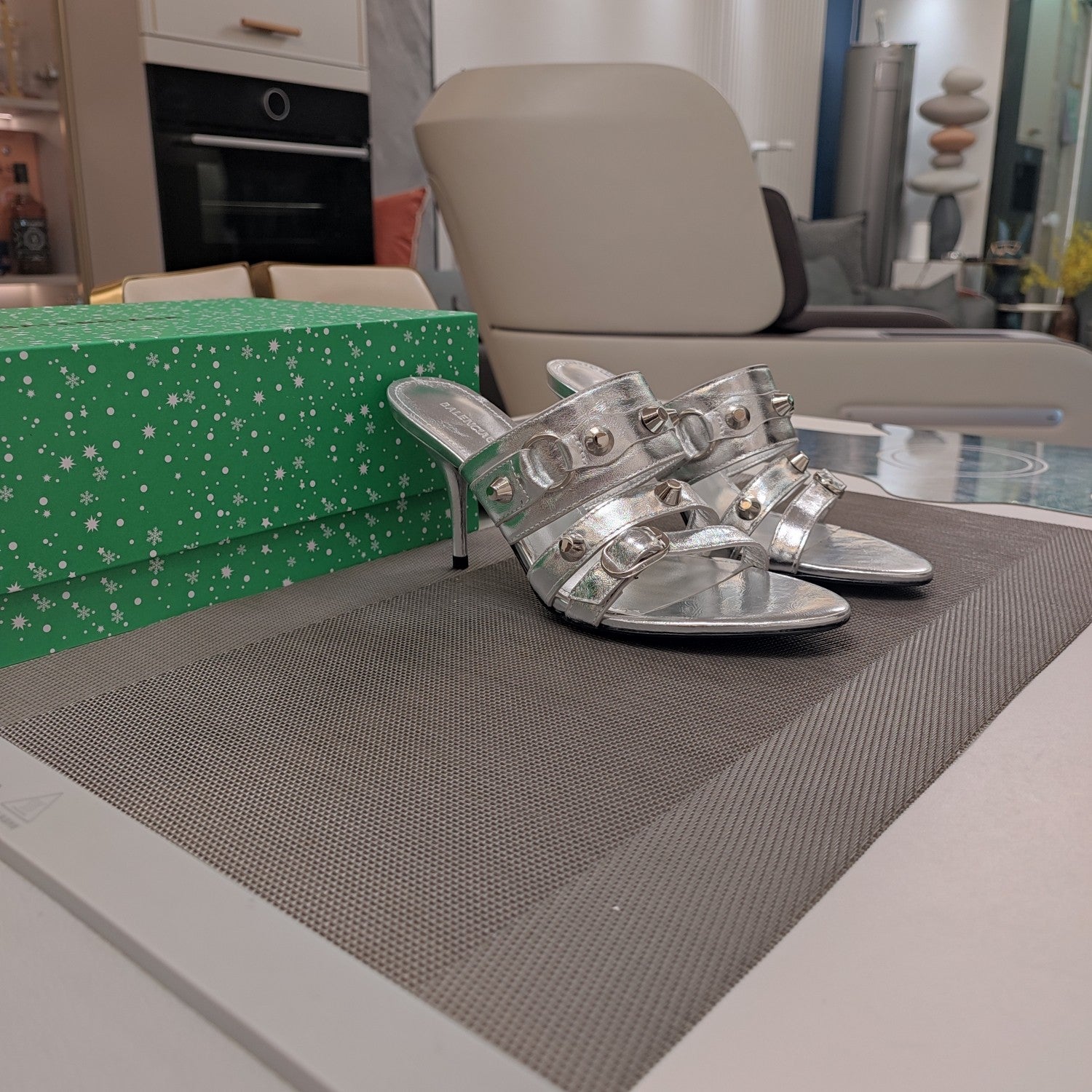 STRAPPY HIGH-HEELED SANDALS IN SILVER STUDDED WAX-OIL SHEEPSKIN