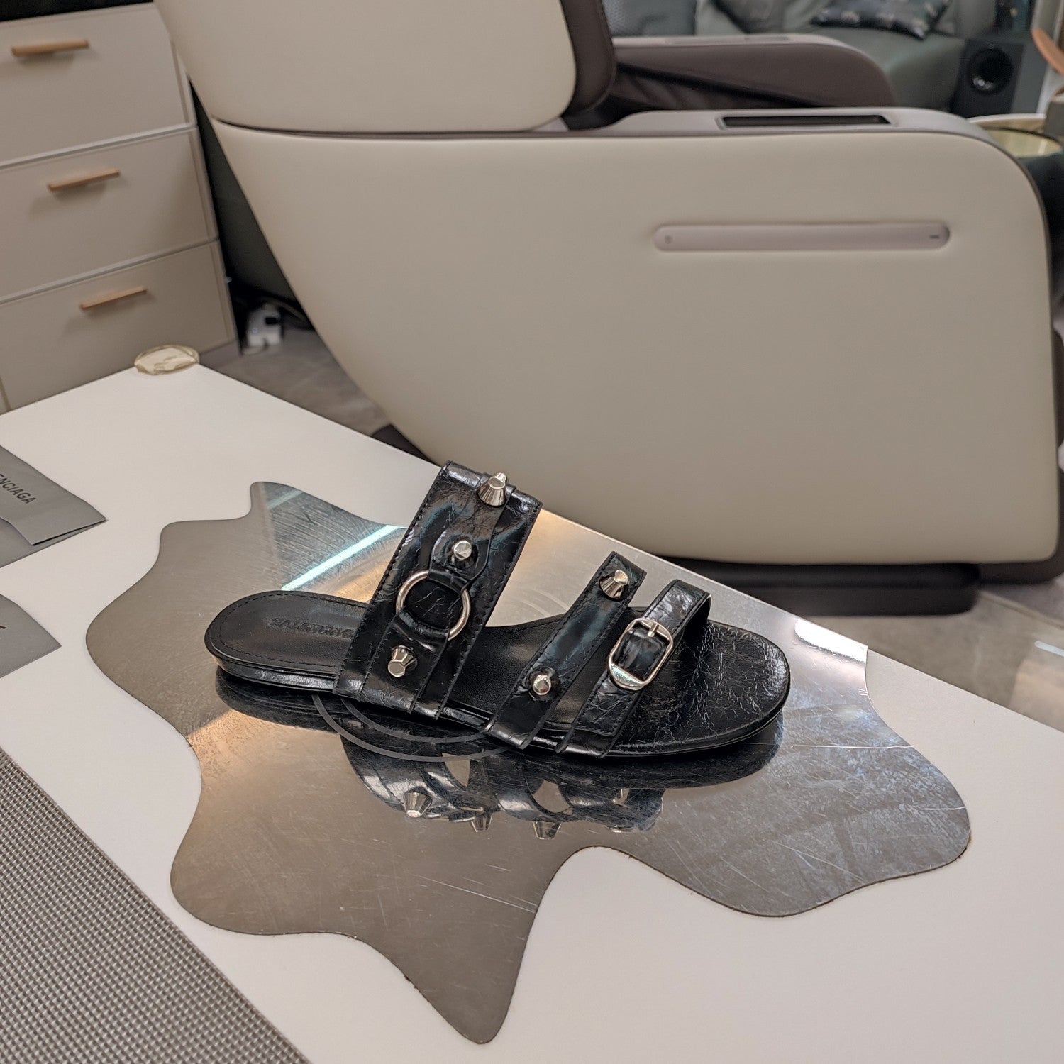 STRAPPY FLAT SANDALS IN BLACK STUDDED WAX-OIL SHEEPSKIN