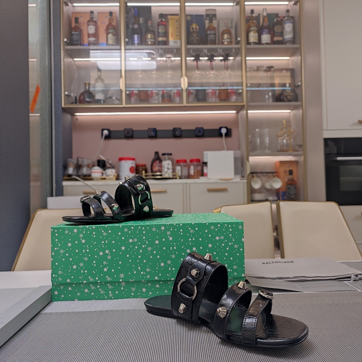 STRAPPY FLAT SANDALS IN BLACK STUDDED WAX-OIL SHEEPSKIN