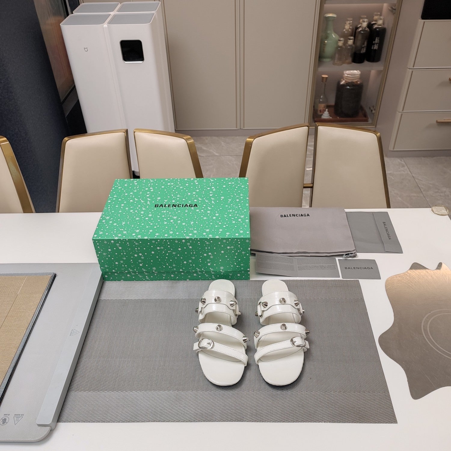 STRAPPY FLAT SANDALS IN WHITE STUDDED WAX-OIL SHEEPSKIN