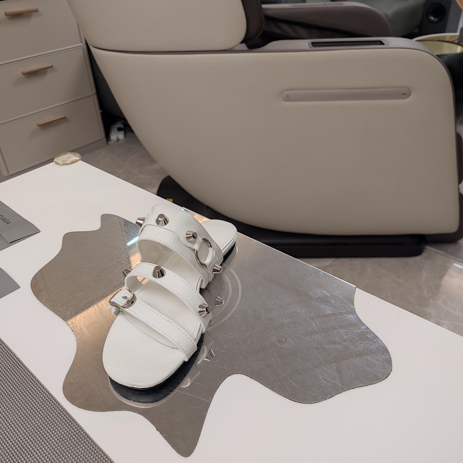 STRAPPY FLAT SANDALS IN WHITE STUDDED WAX-OIL SHEEPSKIN