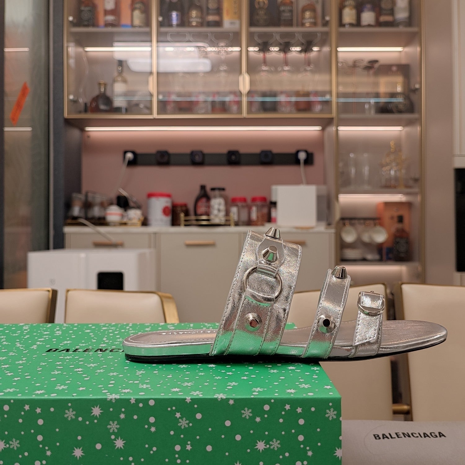 STRAPPY FLAT SANDALS IN SILVER STUDDED WAX-OIL SHEEPSKIN