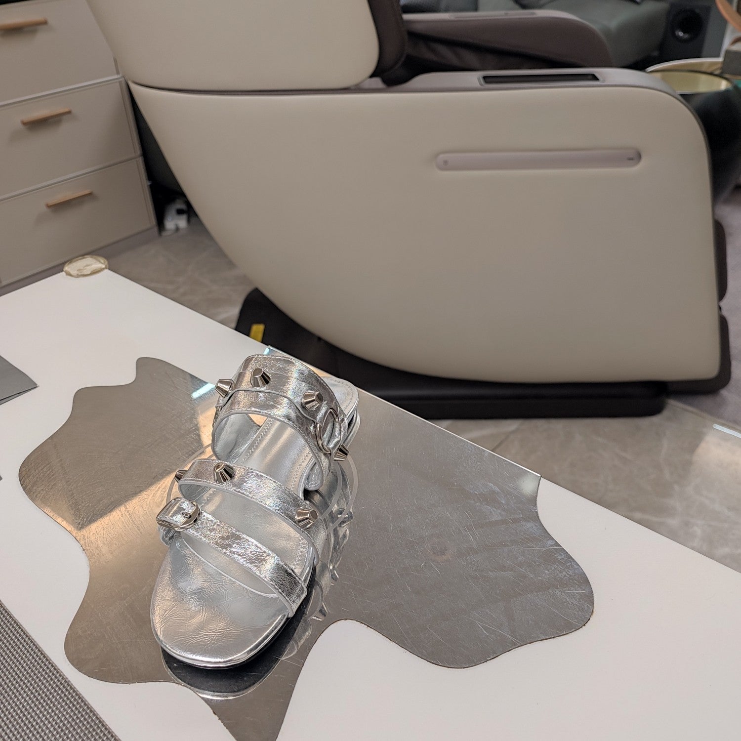 STRAPPY FLAT SANDALS IN SILVER STUDDED WAX-OIL SHEEPSKIN