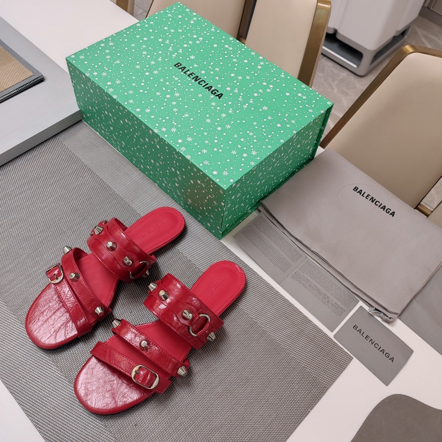 STRAPPY FLAT SANDALS IN RED STUDDED WAX-OIL SHEEPSKIN