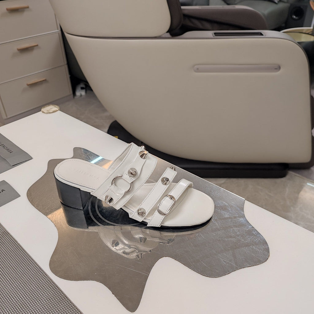 STRAPPY MEDIUM HEELED SANDALS IN WHITE STUDDED WAX-OIL SHEEPSKIN