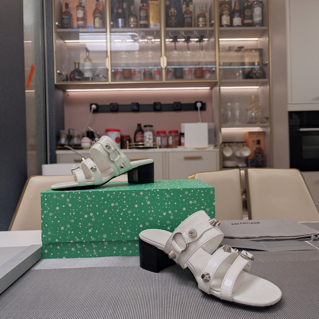 STRAPPY MEDIUM HEELED SANDALS IN WHITE STUDDED WAX-OIL SHEEPSKIN