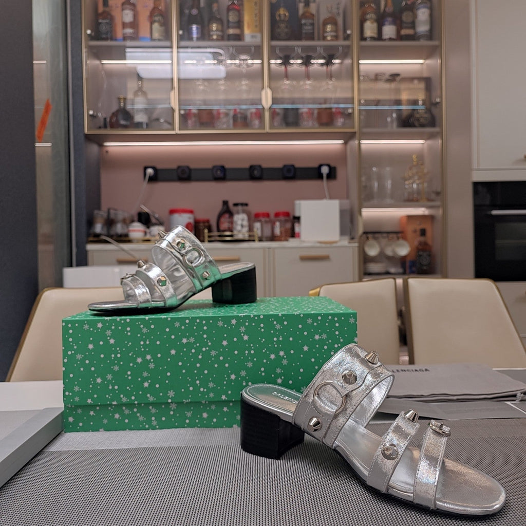 STRAPPY MEDIUM HEELED SANDALS IN SILVER STUDDED WAX-OIL SHEEPSKIN