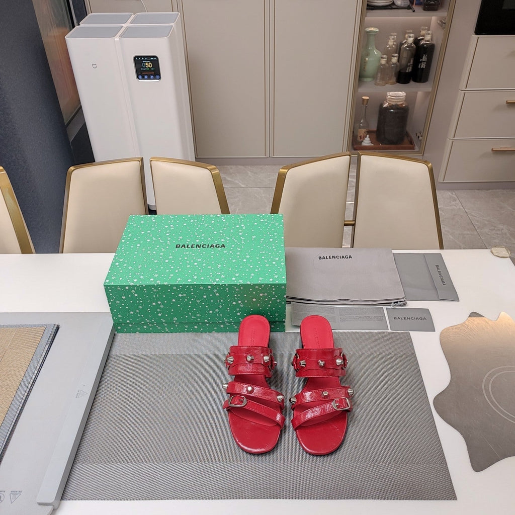 STRAPPY MEDIUM HEELED SANDALS IN RED STUDDED WAX-OIL SHEEPSKIN