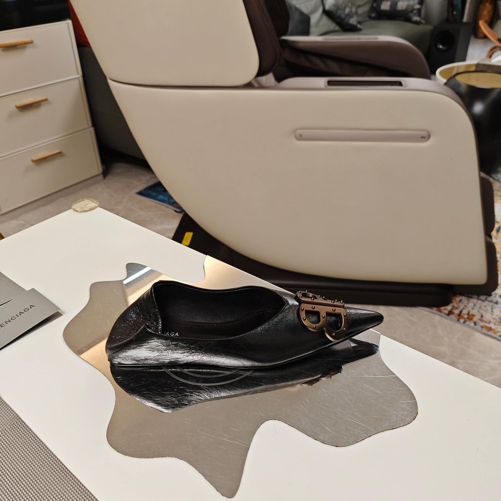 POINTED BALLET FLATS IN BLACK SHINY CRACKED SHEEPSKIN