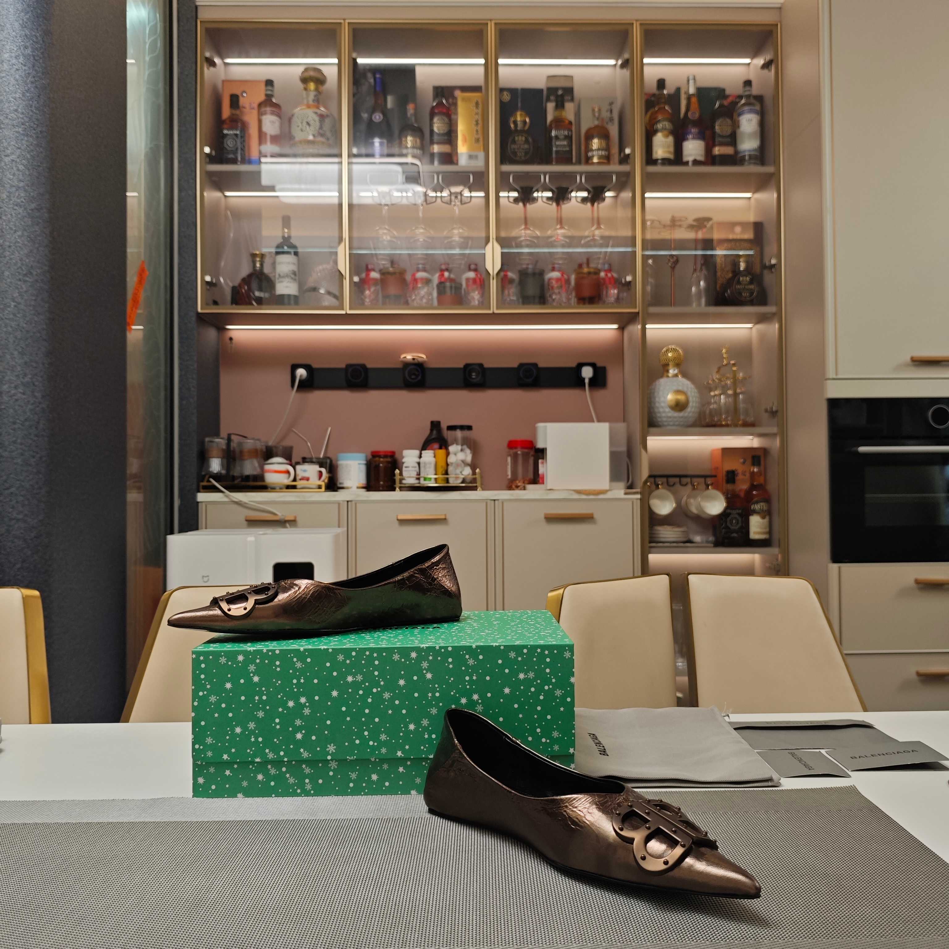 POINTED BALLET FLATS IN CHOCOLATE SHINY CRACKED SHEEPSKIN