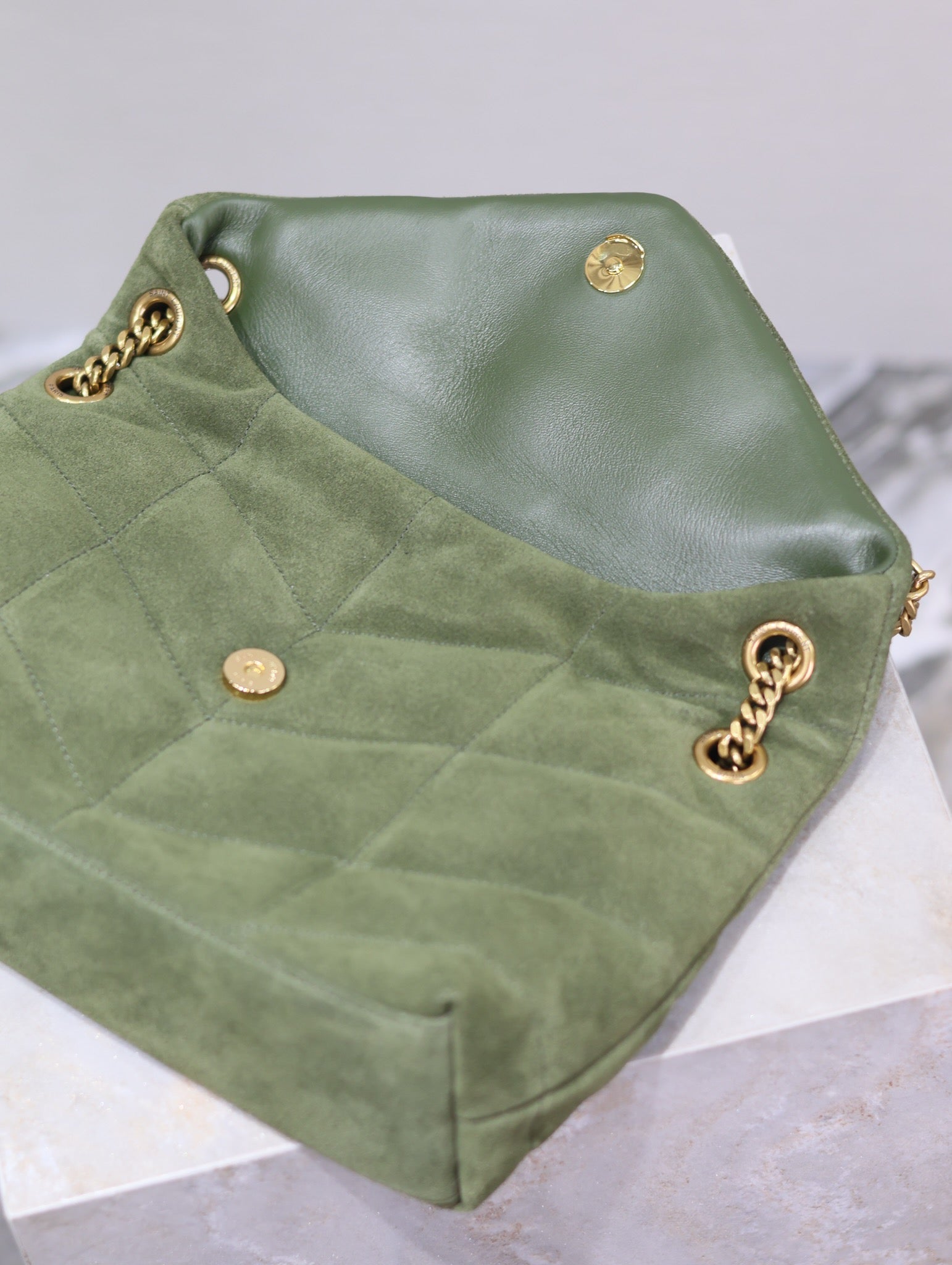 YSL 25S LOULOU PUFFER MM 29 IN GREEN SUEDE GOLD HARDWRE