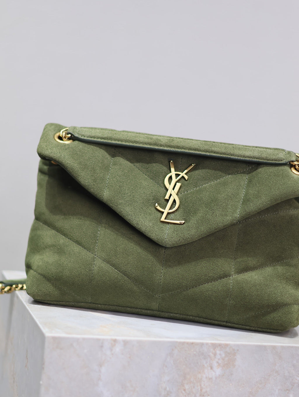 YSL 25S LOULOU PUFFER MM 29 IN GREEN SUEDE GOLD HARDWRE