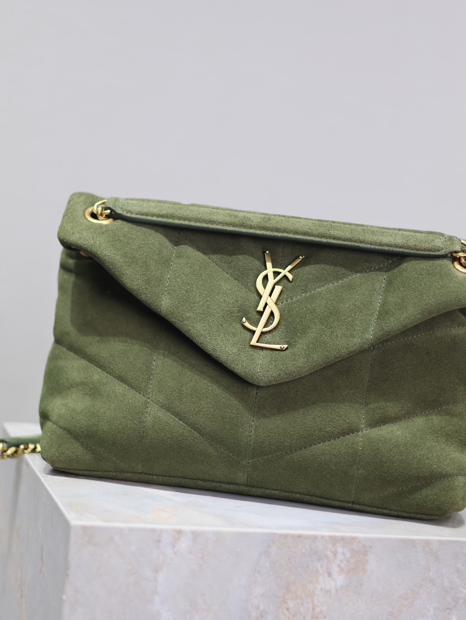 YSL 25S LOULOU PUFFER MM 29 IN GREEN SUEDE GOLD HARDWRE