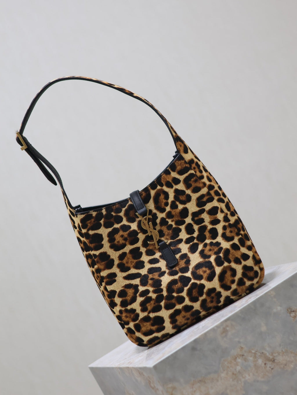 LE 5 À 7 SMALL SUPPLE 23 IN LEOPARD PRINT CALFSKIN