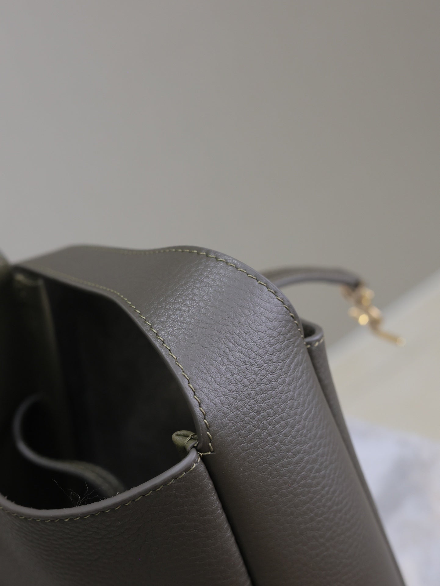 YSL 25S LE 5 À 7 BAG 16 IN LIGHT MUSK GRAINED CALFSKIN GOLD HARDWRE