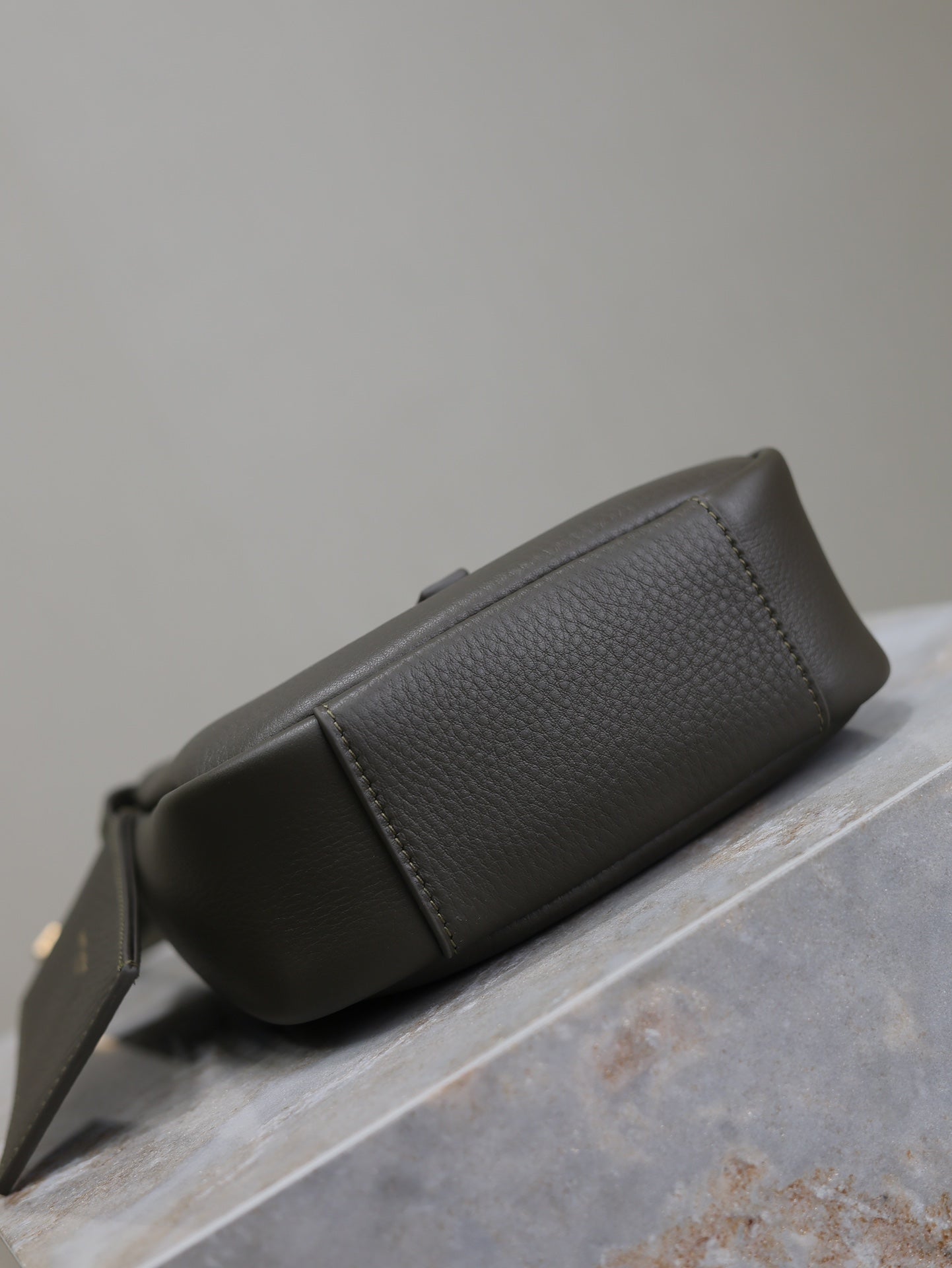 YSL 25S LE 5 À 7 BAG 16 IN LIGHT MUSK GRAINED CALFSKIN GOLD HARDWARE