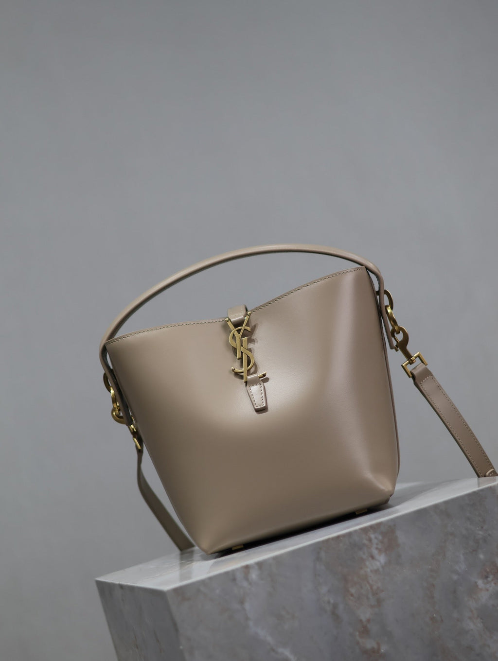 YSL 25S LE 37 BUCKET 20 IN BEIGE CALFSKIN GOLD HARDWRE