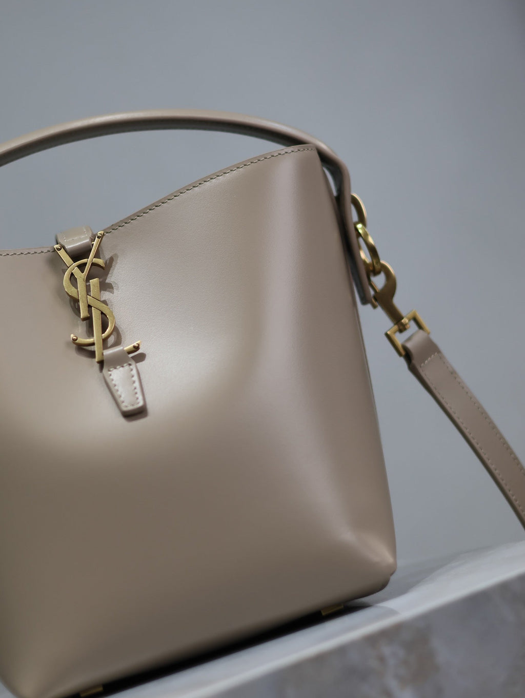 YSL 25S LE 37 BUCKET 20 IN BEIGE CALFSKIN GOLD HARDWRE