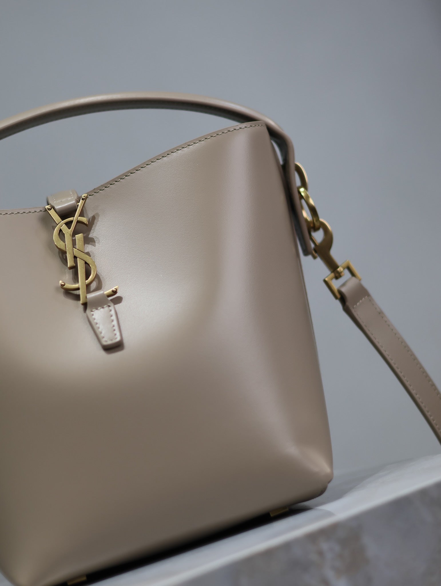 YSL 25S LE 37 BUCKET 20 IN BEIGE CALFSKIN GOLD HARDWRE