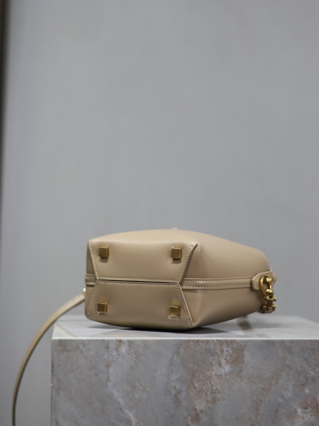 YSL 25S LE 37 BUCKET 15 IN BEIGE CALFSKIN GOLD HARDWRE