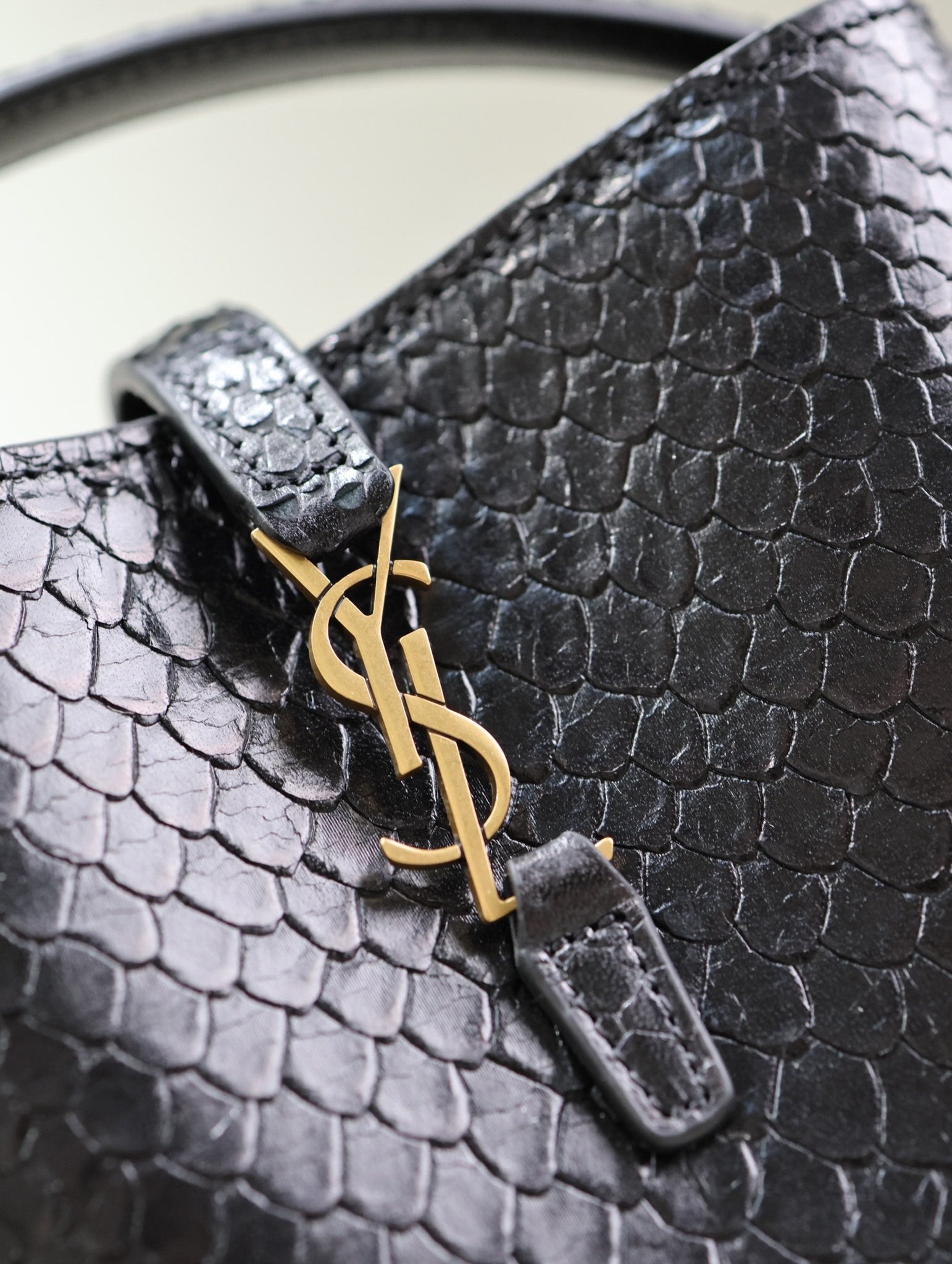 YSL 25S LE 37 BUCKET 15 IN BLACK SNAKE EMBOSSED CALFSKIN GOLD HARDWRE