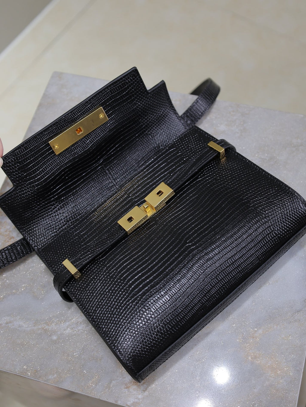 YSL 25S MINI MANHATTAN 19 IN BLACK SHINY CROCODILE CALFSKIN GOLD HARDWRE