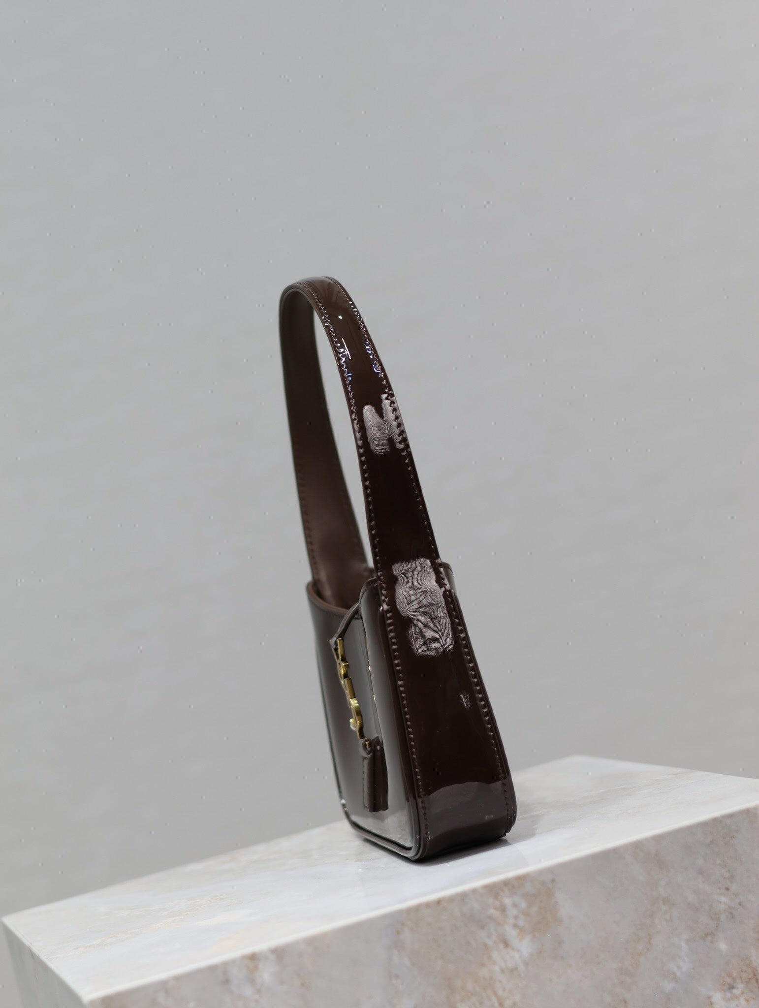 LE 5 À 7 MINI BAG 19 IN CHOCOLATE PATENT CALFSKIN GOLD LOGO