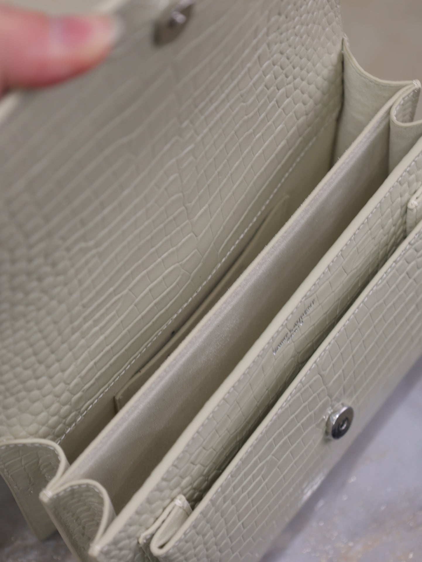 YSL 25S SUNSET MEDIUM 22 IN IVORY CROCODILE-EMBOSSED SHINY CALFSKIN SILVER HARDWRE