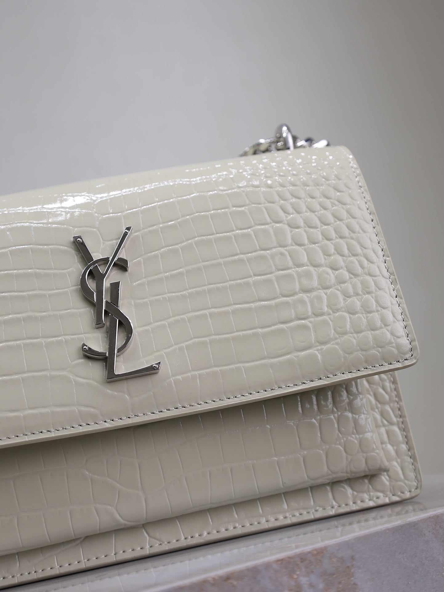 YSL 25S SUNSET MEDIUM 22 IN IVORY CROCODILE-EMBOSSED SHINY CALFSKIN SILVER HARDWRE