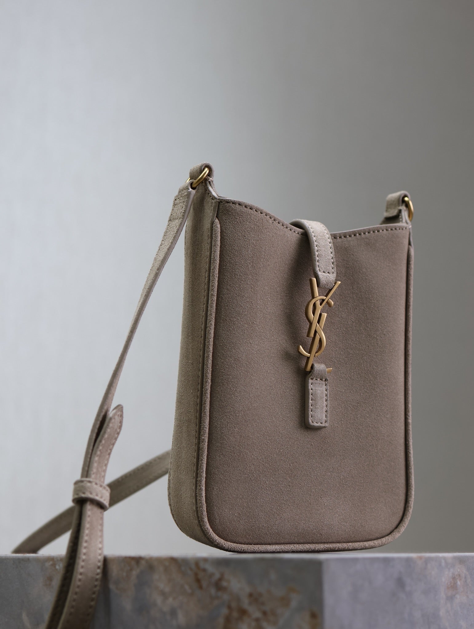 LE 5 À 7 HOBO MINI BAG 18 IN LIGHT BROWN SUEDE COPPER HARDWARE