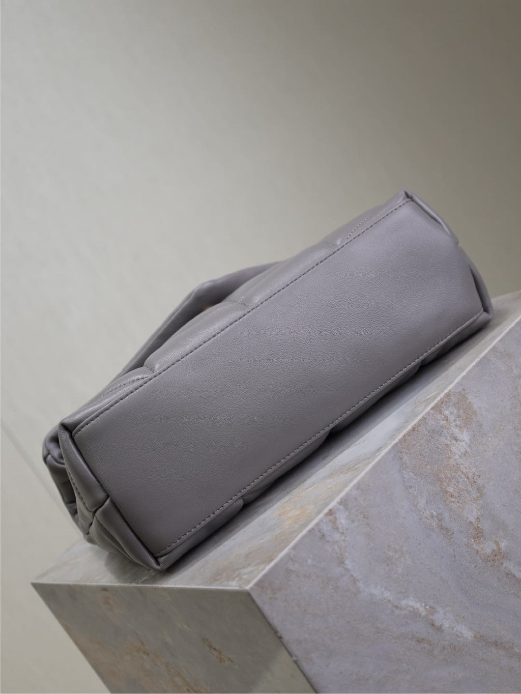 YSL 25S LOULOU PUFFER MEDIUM 29 IN SMOKY LAVENDER CALFSKIN