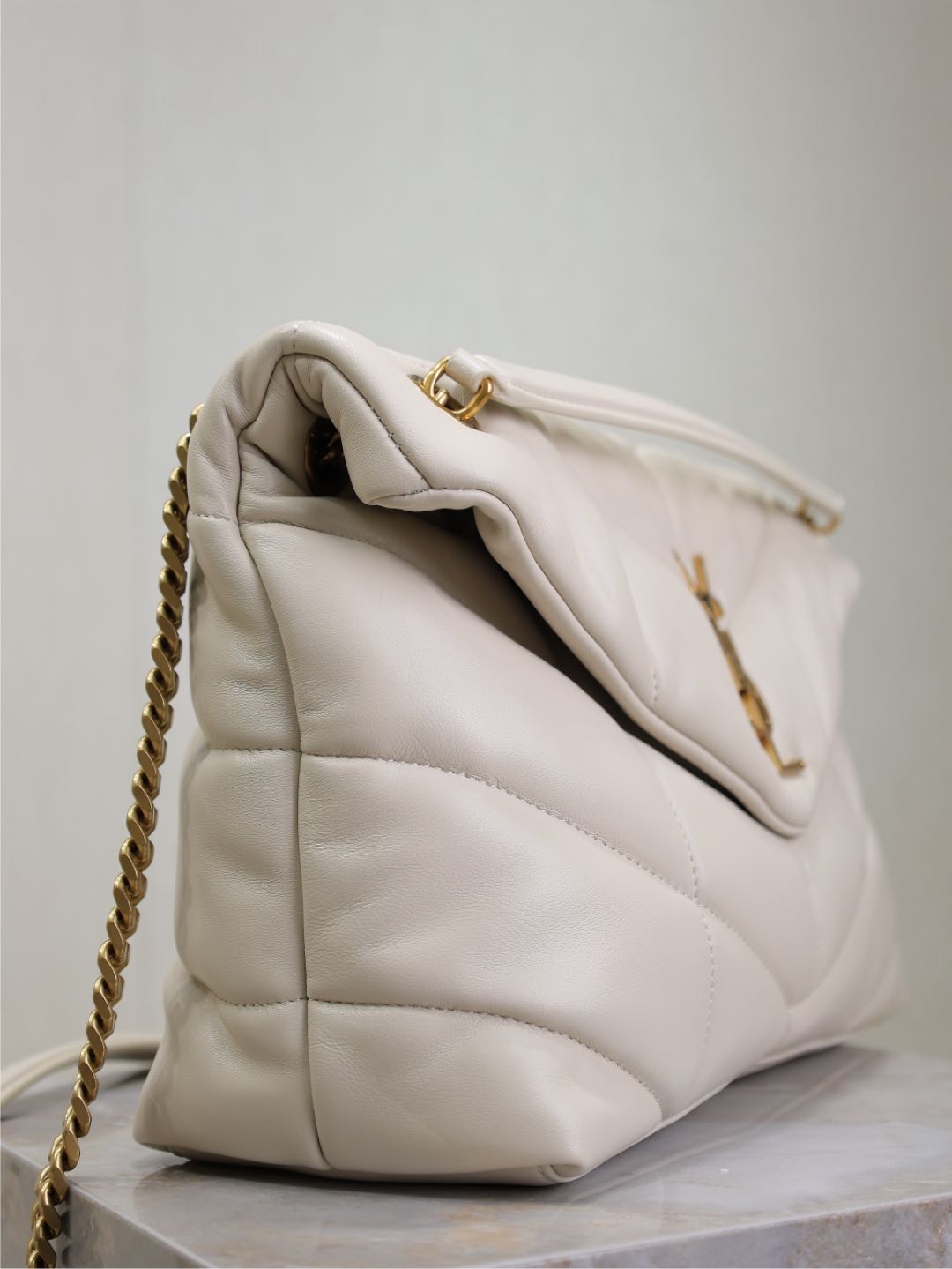 YSL 25S LOULOU PUFFER GM 35 IN BLANC VINTAGE CALFSKIN GOLD HARDWARE