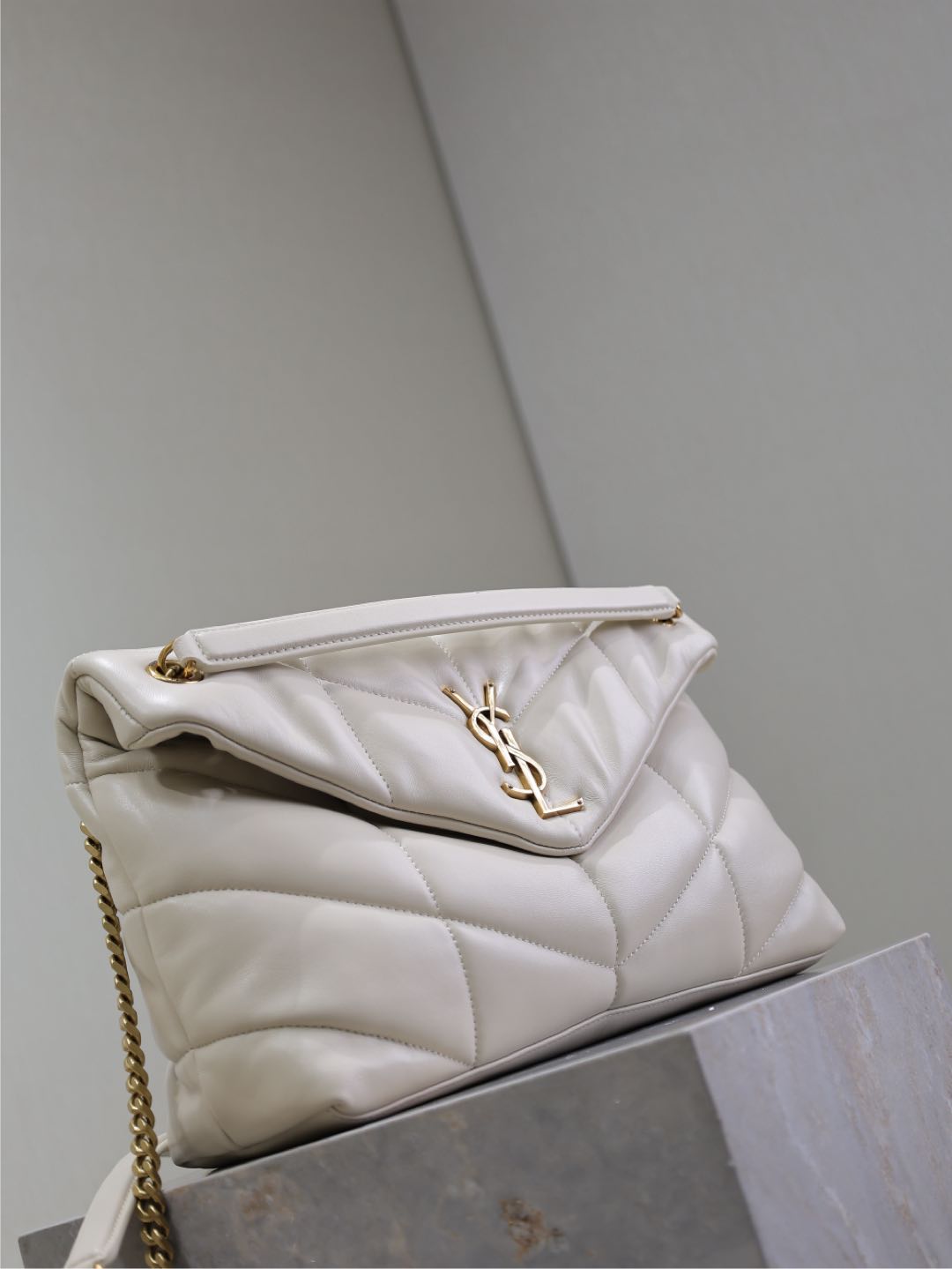 YSL 25S LOULOU PUFFER GM 35 IN BLANC VINTAGE CALFSKIN GOLD HARDWRE