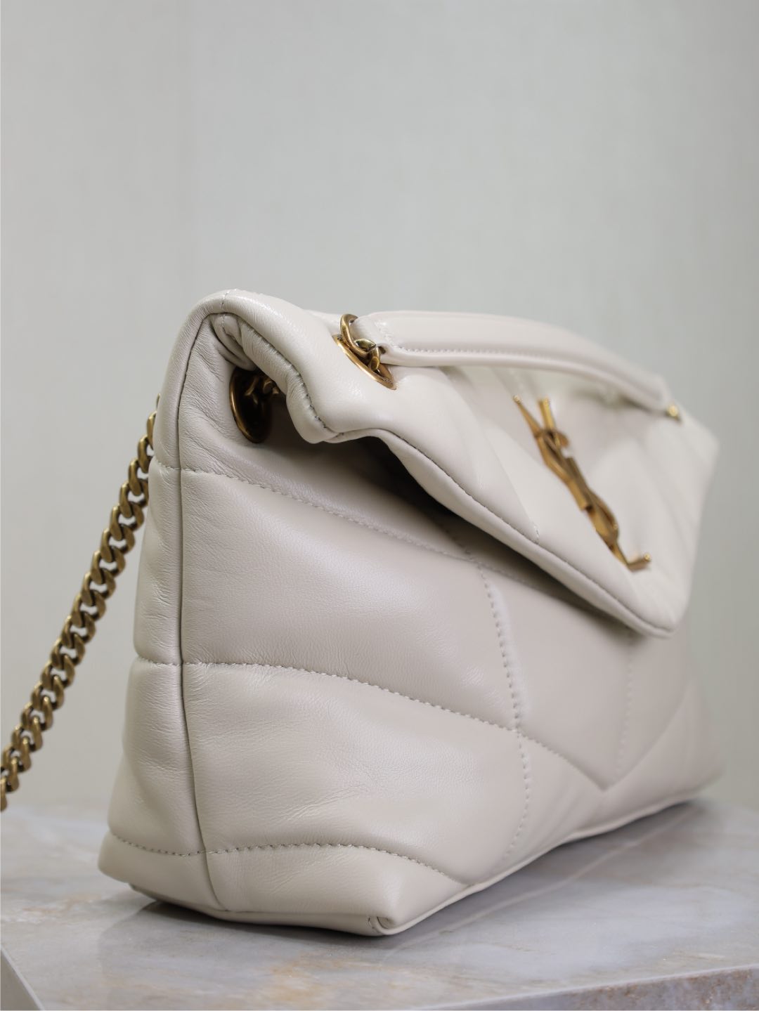 YSL 25S LOULOU PUFFER MM 29 IN BLANC VINTAGE CALFSKIN GOLD HARDWRE
