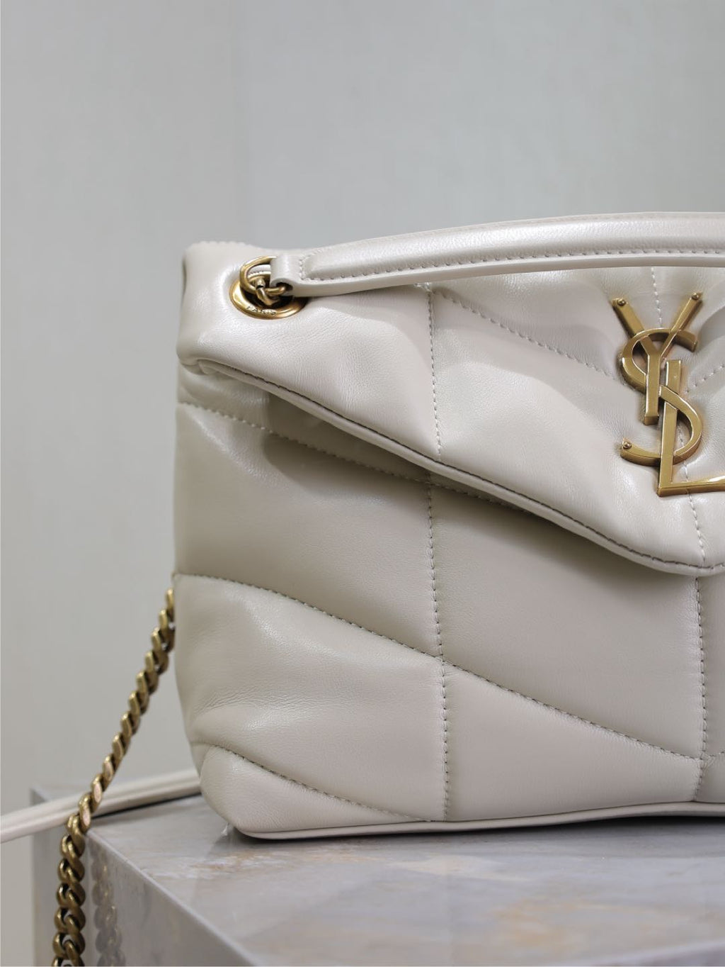 YSL 25S LOULOU PUFFER MM 29 IN BLANC VINTAGE CALFSKIN GOLD HARDWRE