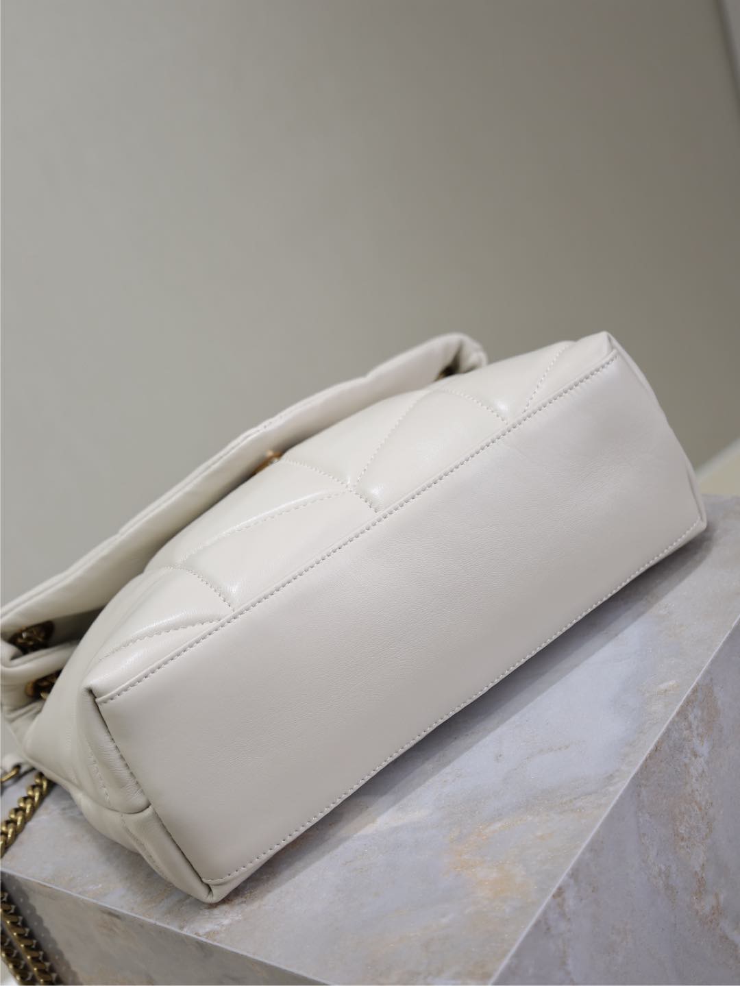 YSL 25S LOULOU PUFFER MM 29 IN BLANC VINTAGE CALFSKIN GOLD HARDWRE