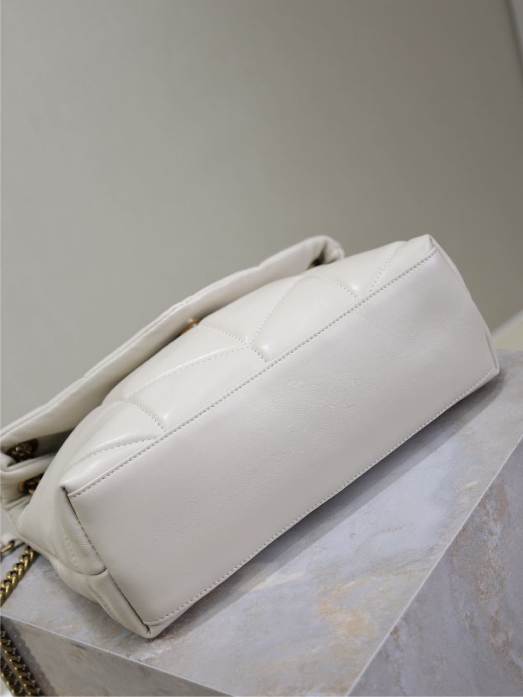 YSL 25S LOULOU PUFFER MM 29 IN BLANC VINTAGE CALFSKIN GOLD HARDWARE