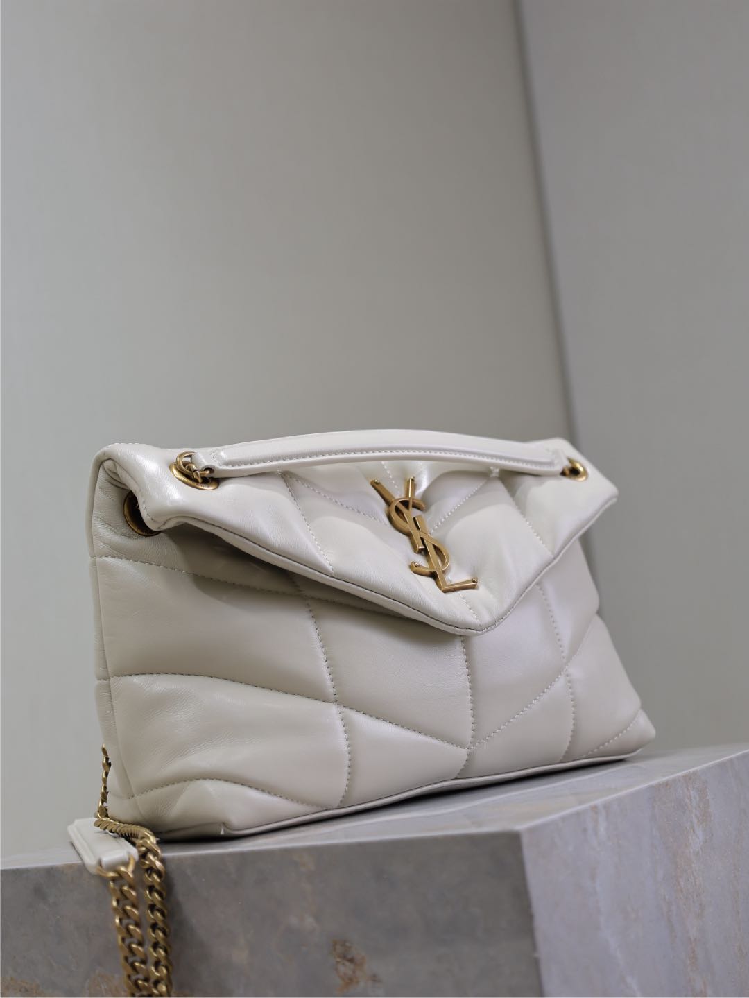 YSL 25S LOULOU PUFFER MM 29 IN BLANC VINTAGE CALFSKIN GOLD HARDWARE