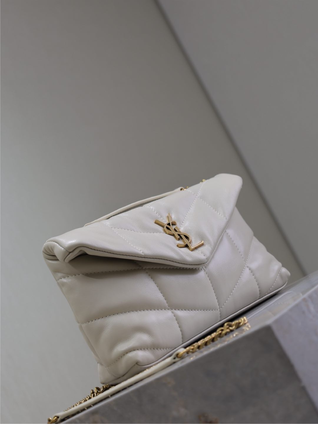 YSL 25S LOULOU PUFFER MINI 23 IN BLANC VINTAGE CALFSKIN GOLD HARDWARE
