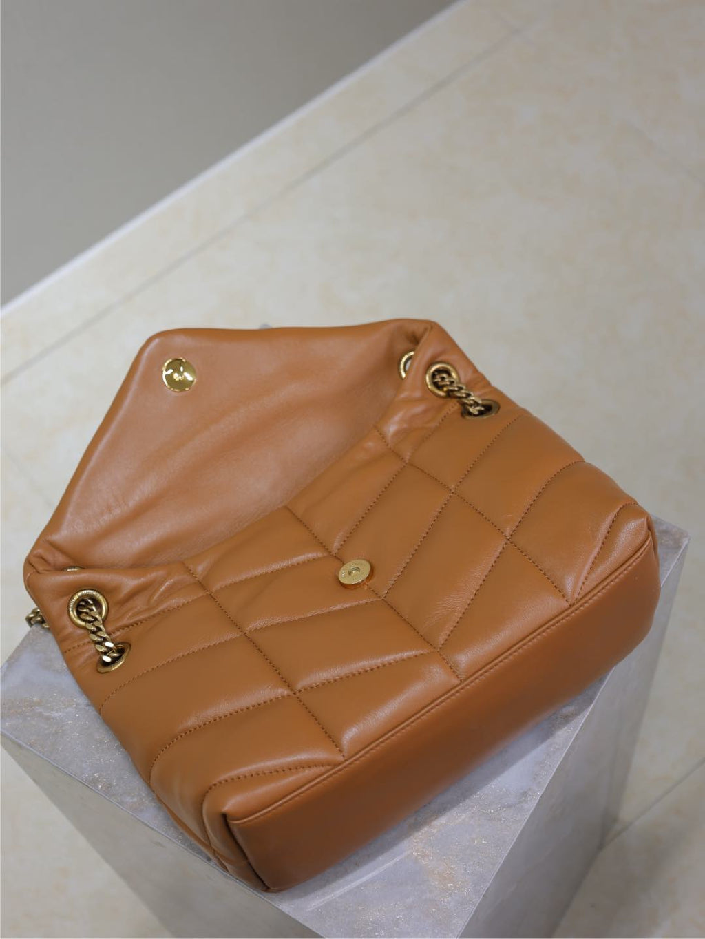 YSL 25S LOULOU PUFFER MM 29 IN CARAMEL CALFSKIN GOLD HARDWRE