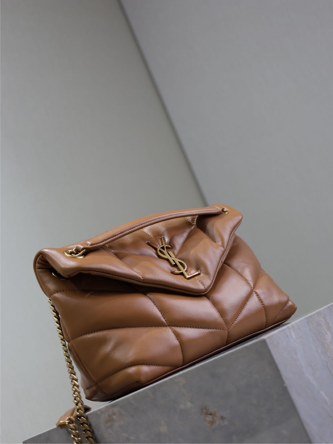 YSL 25S LOULOU PUFFER MM 29 IN CARAMEL CALFSKIN GOLD HARDWARE