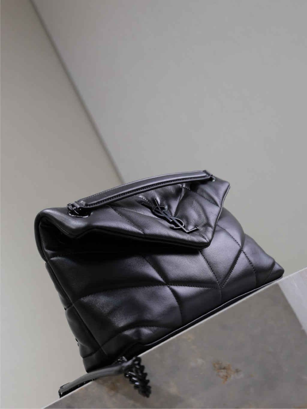 YSL 25S LOULOU PUFFER MM 29 IN BLACK CALFSKIN BLACK HARDWRE