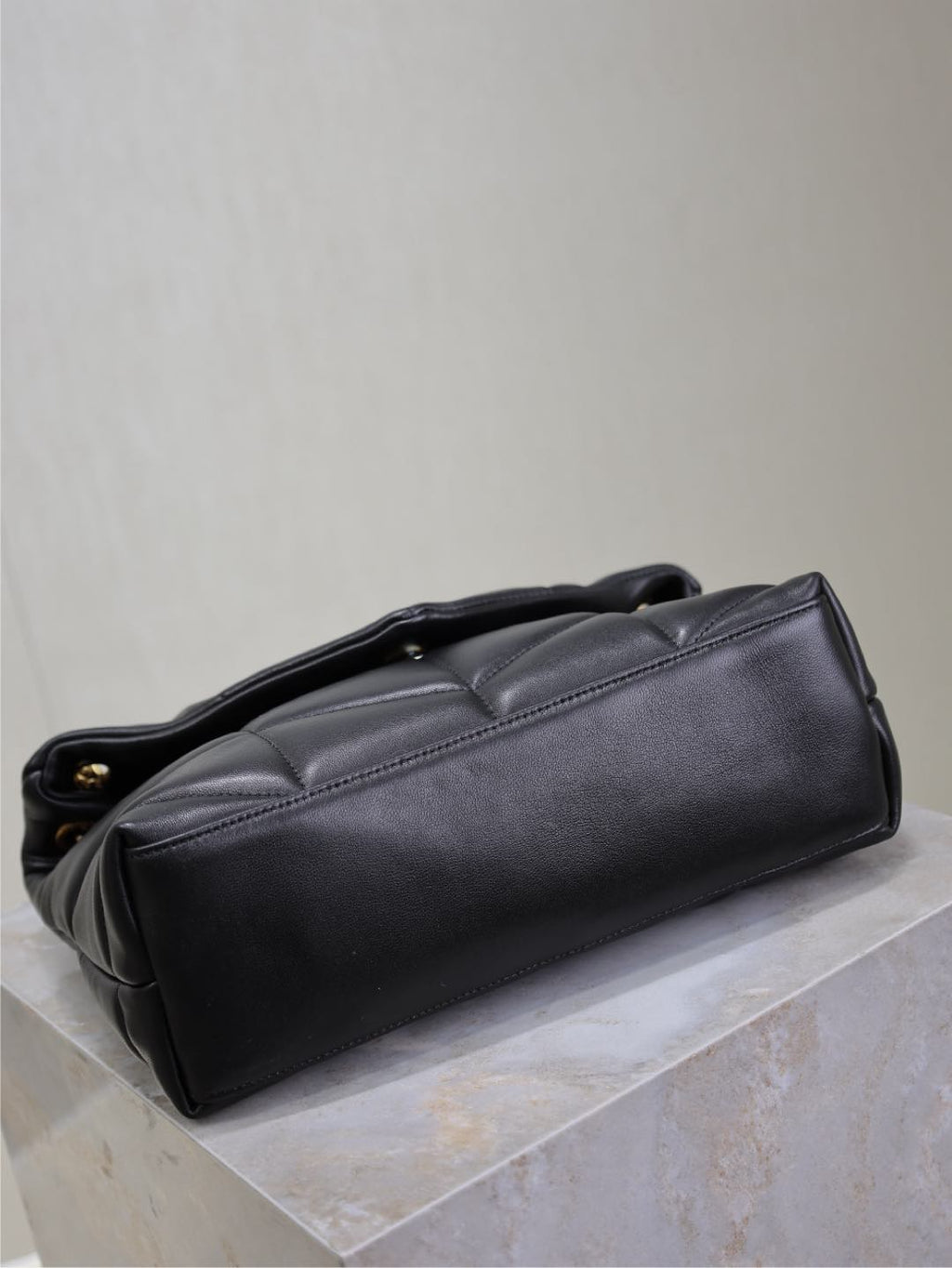 YSL 25S LOULOU PUFFER MM 29 IN BLACK CALFSKIN GOLD HARDWRE