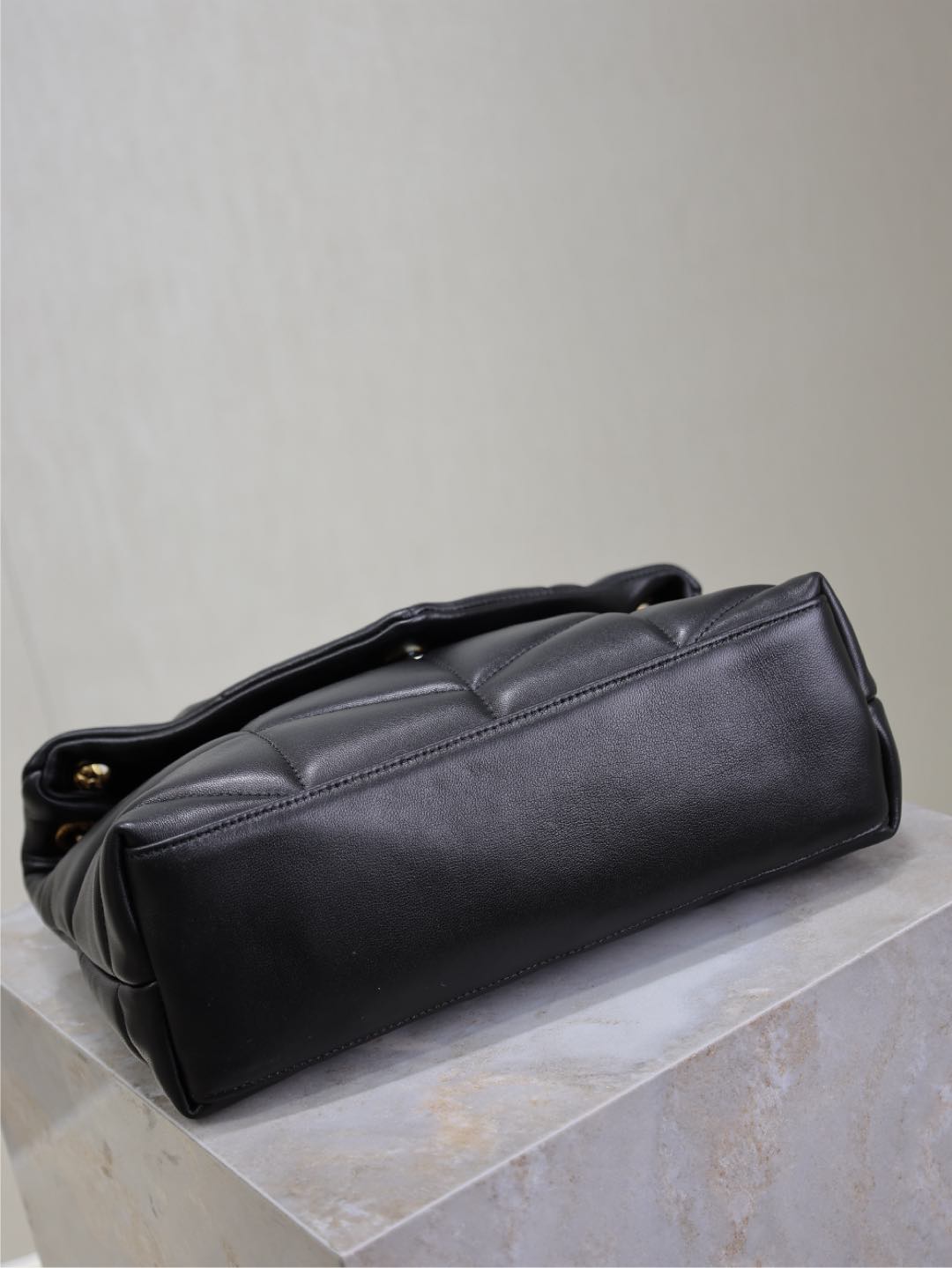 YSL 25S LOULOU PUFFER MM 29 IN BLACK CALFSKIN GOLD HARDWRE