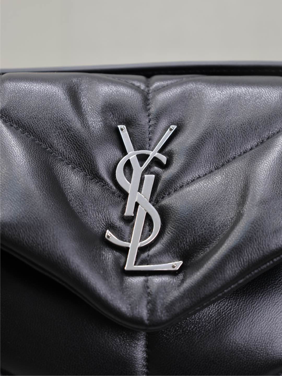 YSL 25S LOULOU PUFFER MM 29 IN BLACK CALFSKIN SILVER HARDWRE